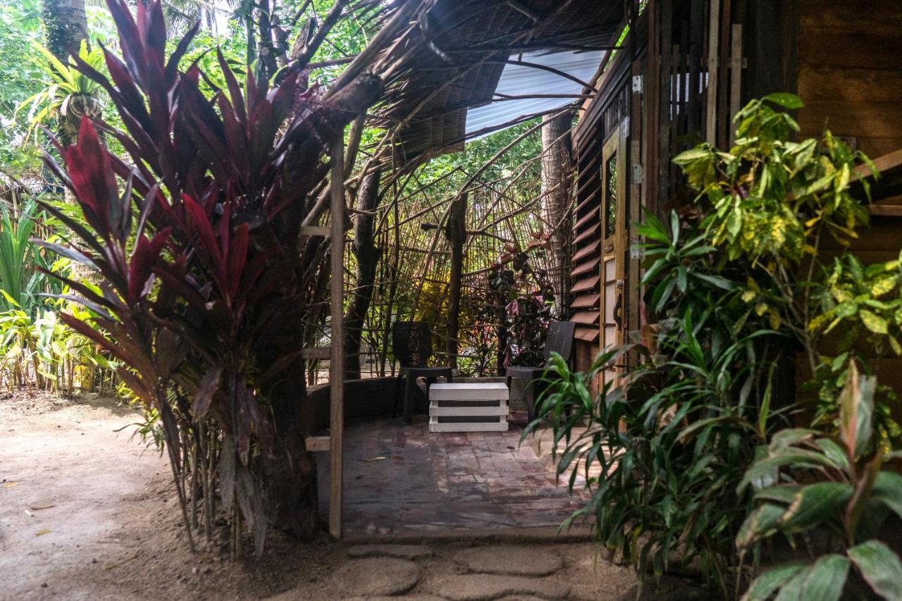 White Banana Beach Club General Luna  Ngoại thất bức ảnh