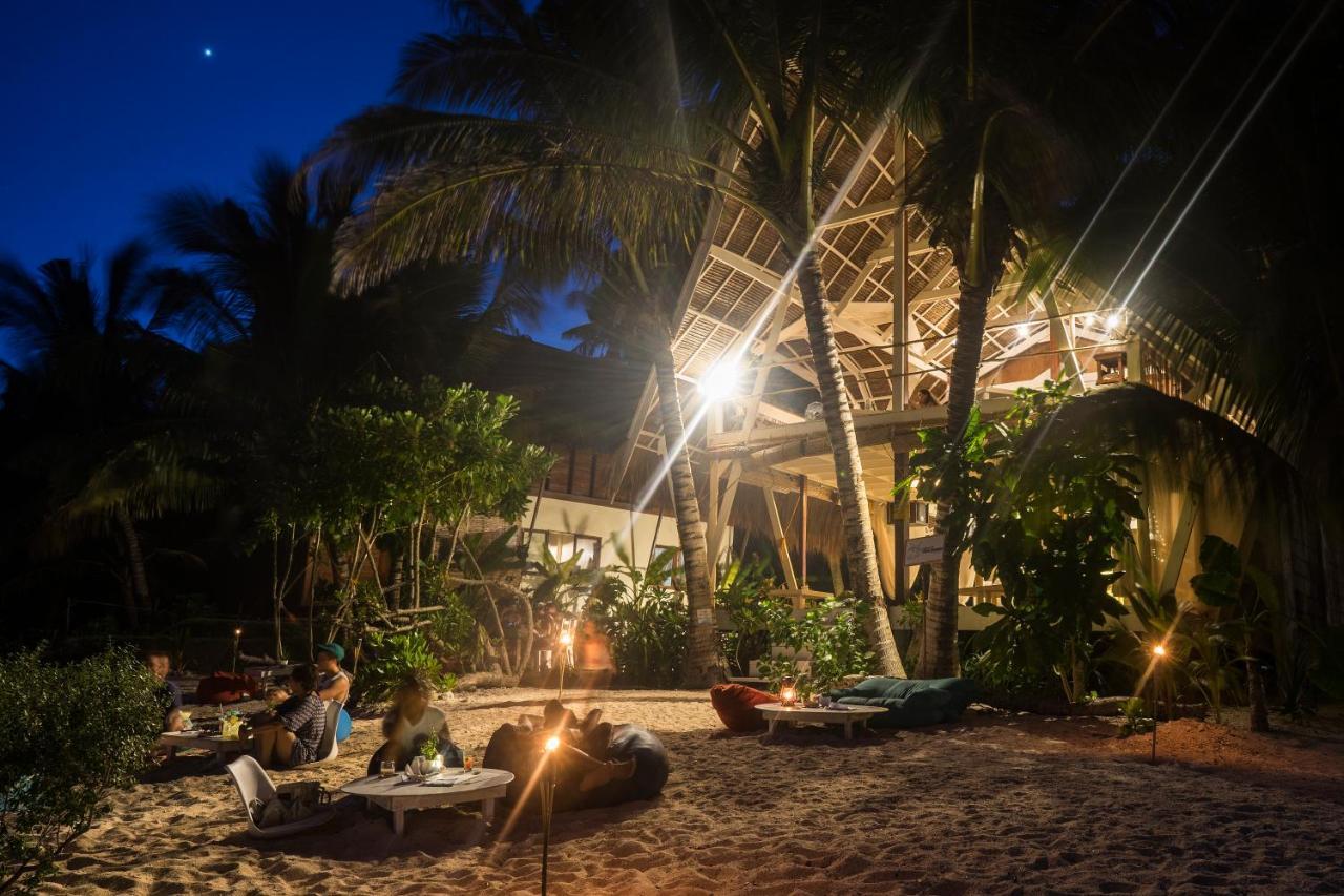 White Banana Beach Club General Luna  Ngoại thất bức ảnh