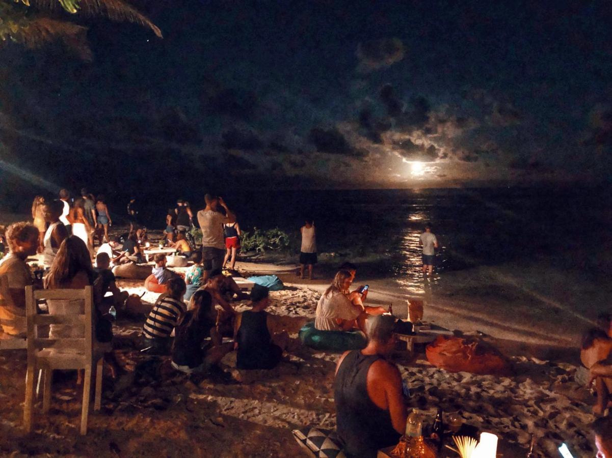 White Banana Beach Club General Luna  Ngoại thất bức ảnh